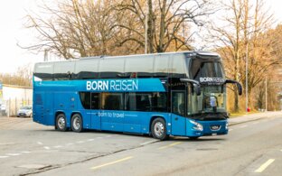 Doppeldecker Reisebus mit bis zu 80 Sitzplätzen mieten