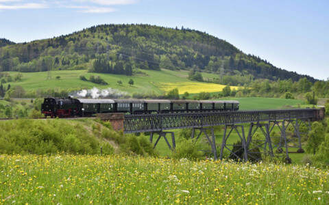 Die historische Sauschwänzlebahn im Wutachthal: Eine nostalgische Zugfahrt durch atemberaubende Landschaften und historische Viadukte