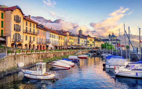 Das kleine Juwel am Lago Maggiore die Stadt Cannobio in Italien mit dem Sonntagsmarkt in Cannobio