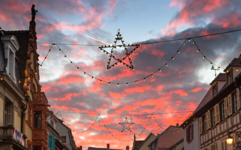 Weihnachtsbeleuchtung am Weihnachtsmarkt in Freiburg im Breisgau