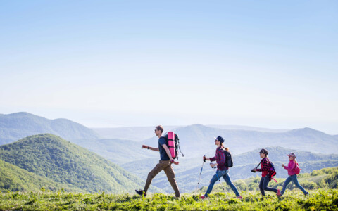 Individualisierende Familie  beim wandern in den Bergen