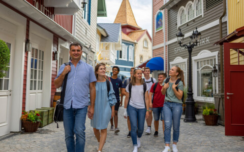 Schulklasse auf der Schulreise im Europa-Park in Skandinavien