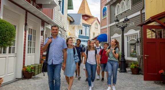 Schulklasse auf der Schulreise im Europa-Park in Skandinavien