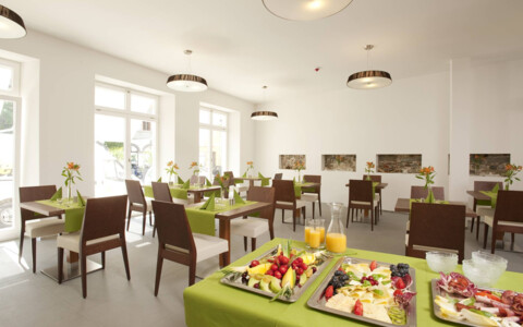 Modern eingerichtetes Zimmer im Hotel Constantia mit gemütlichem Ambiente und reichhaltigem Frühstücksangebot nahe dem Weihnachtsmarkt Konstanz