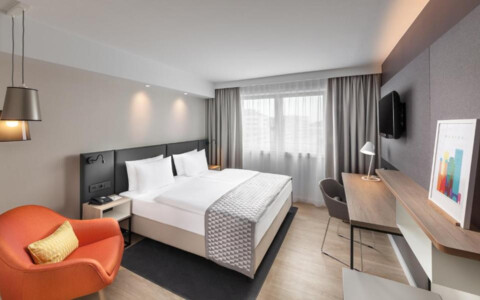 Zimmer im Holiday Inn Munich City mit modernem Design und großem Bett