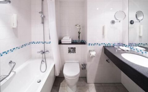 Zimmer im Holiday Inn Munich City mit modernem Design und großem Bett