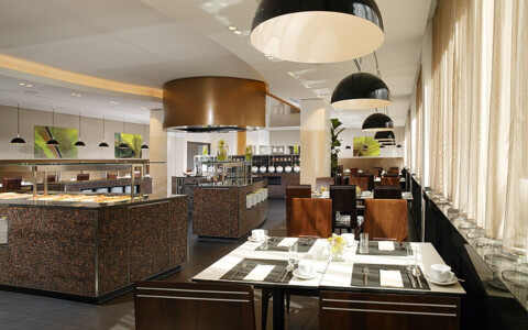 Helles Frühstücksrestaurant im The Westin Grand Frankfurt mit reichhaltigem Buffet