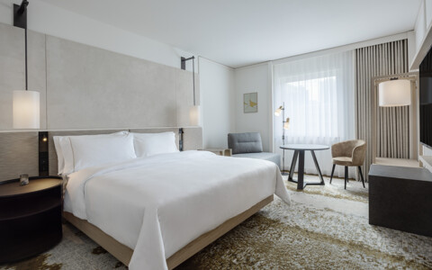 Modernes Doppelzimmer im The Westin Grand Frankfurt mit Sitzecke und heller Einrichtung