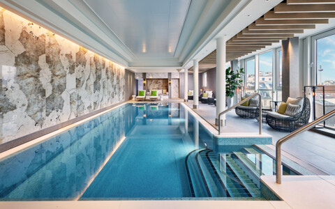 Innenpool und Wellnessbereich im The Westin Grand Frankfurt mit Blick über die Stadt