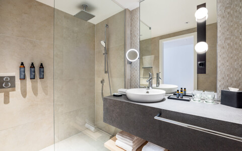 Elegantes Badezimmer im The Westin Grand Frankfurt mit Regendusche und grossem Spiegel