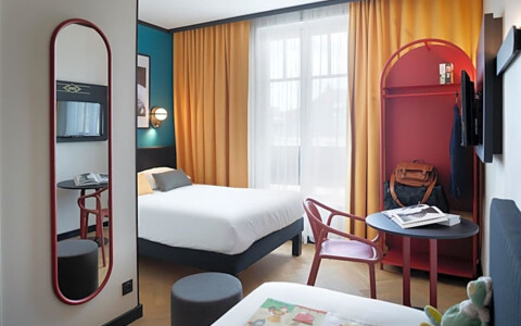 Modernes Zimmer im Hôtel Ibis Styles Dijon Central mit Doppelbett