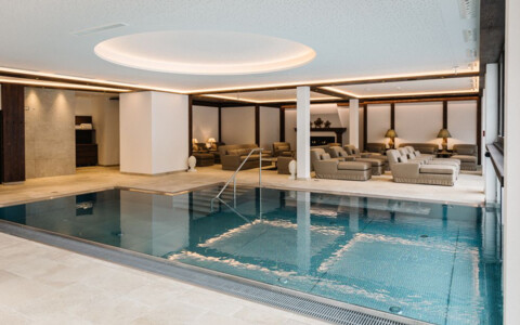 Sauna und Innenpool im Wellnessbereich des Hotel Bräu in Zell am Ziller