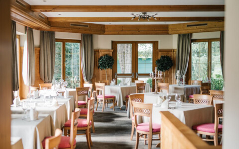 Gemütliche Tiroler Stube im Hotel Bräu mit rustikalem Holzambiente und regionaler Küche