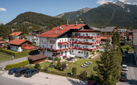 Hotel Schönegg in Seefeld, Tirol – gemütliches Doppelzimmer mit Balkon und Blick auf die Bergwelt, ideal für Paare oder Einzelreisende.