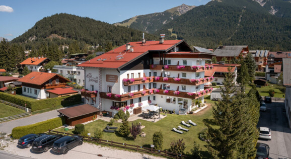 Hotel Schönegg in Seefeld, Tirol – gemütliches Doppelzimmer mit Balkon und Blick auf die Bergwelt, ideal für Paare oder Einzelreisende.