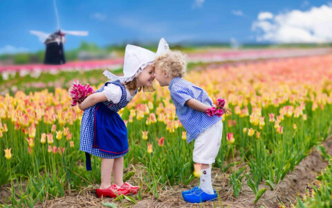 Kinder in Tulpenfeld in Holland - Busreise Tulpenblüte Holland
