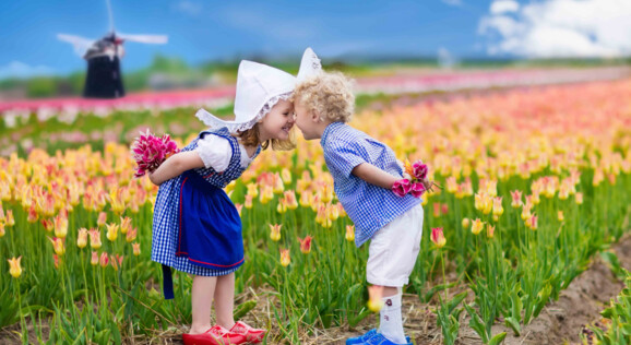 Kinder in Tulpenfeld in Holland - Busreise Tulpenblüte Holland