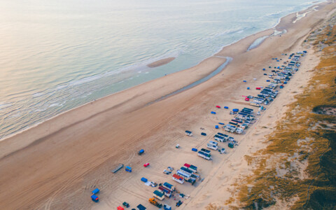 Strand und Leuchtturm in Egmond aan Zee – idyllisches Küstenstädtchen an der holländischen Nordsee.