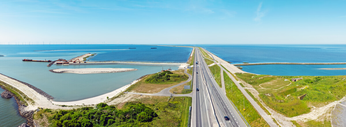 Der Abschlussdeich in Holland – beeindruckender 32 km langer Damm zwischen IJsselmeer und Nordsee.