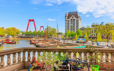 Imposanter Hafen von Rotterdam – einer der grössten Seehäfen Europas mit Skyline und Containerschiffen.