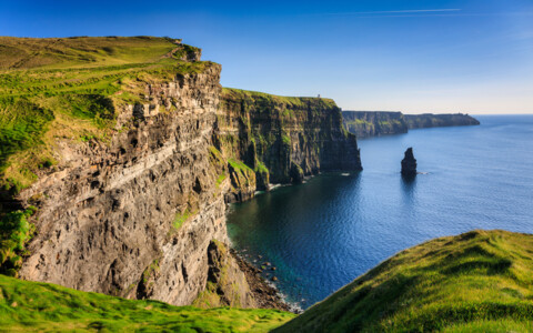Spektakuläre Cliffs of Moher an der irischen Atlantikküste mit steil abfallenden Felsen und weitem Blick über den Ozean