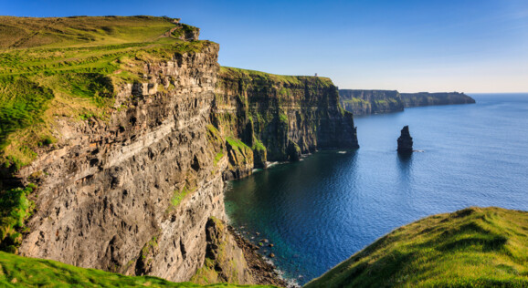 Spektakuläre Cliffs of Moher an der irischen Atlantikküste mit steil abfallenden Felsen und weitem Blick über den Ozean
