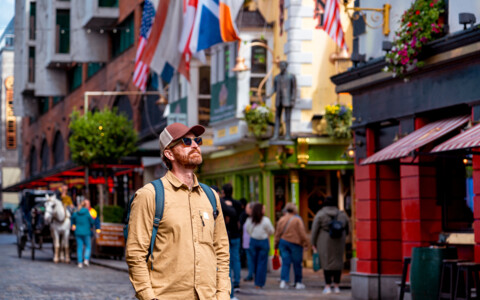 Lebendige Strassenszene im Zentrum von Dublin mit traditionellen Pubs und typisch irischem Flair.
