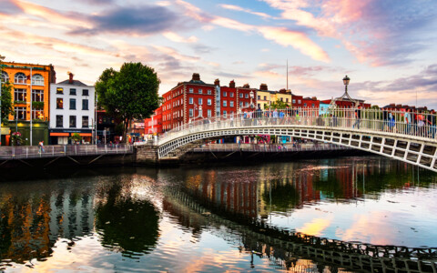 Blick auf die Liffey und die Ha’penny Bridge im historischen Zentrum von Dublin.