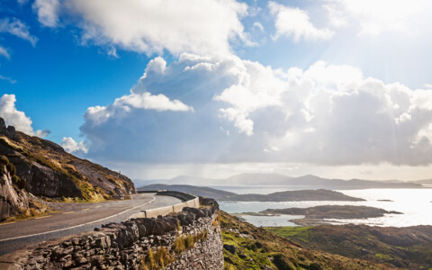 Panoramastrasse am Ring of Kerry mit weitem Blick über die zerklüftete Küsten- und Berglandschaft.