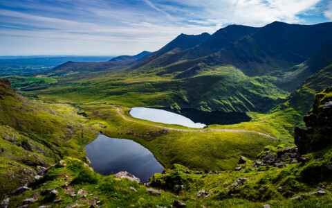Grüne Berglandschaft mit Seen entlang des Ring of Kerry im Südwesten Irlands.