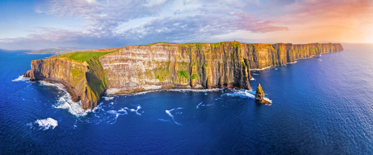 Aussicht über die mächtigen Cliffs of Moher und den Atlantik an der irischen Westküste.