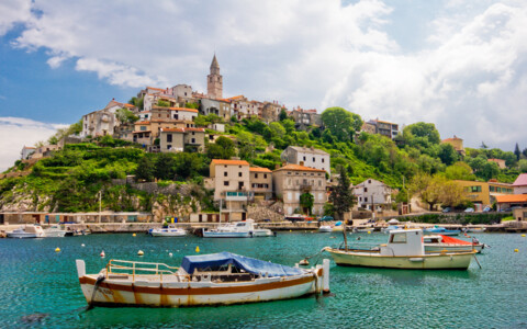 Fischerort an der Küste der Insel Krk in Kroatien mit malerischen Häusern und Hafen.