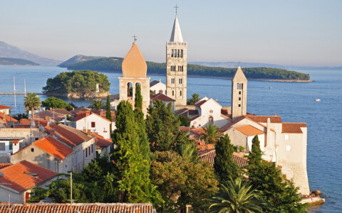 Historische Altstadt der Insel Rab in Kroatien mit Kirchen und Blick auf das Meer.