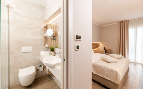 Modern eingerichtetes Zimmer im Hotel Malin auf der Insel Krk mit Balkon