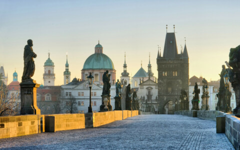 Karlsbrücke in Prag mit Statuen und Blick auf die Burganlage