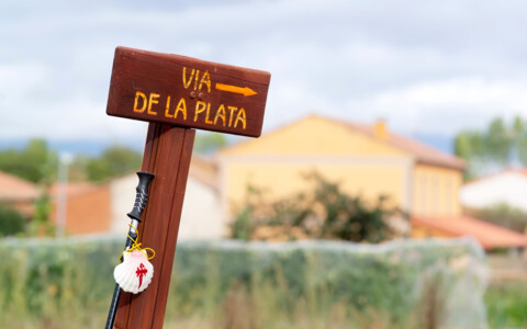 Wegweiser auf der Via de la Plata, dem historischen Silberweg durch Spanien nach Santiago de Compostela.