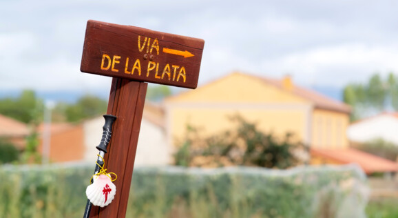 Wegweiser auf der Via de la Plata, dem historischen Silberweg durch Spanien nach Santiago de Compostela.