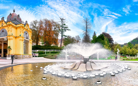 Historische Kolonnade und Parkanlage in Marienbad, einer der bekannten Kurstädte im westböhmischen Bäderdreieck.