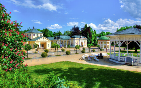 Kurpark von Franzensbad mit klassizistischen Pavillons und gepflegten Grünanlagen im westböhmischen Bäderdreieck.