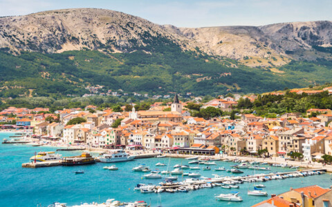 Hafenstadt auf der Insel Krk in Kroatien