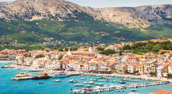 Hafenstadt auf der Insel Krk in Kroatien