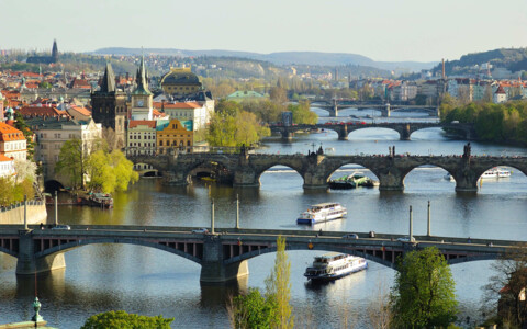 Städtereise nach Prag, Blick auf die Moldau und Karlsbrücke in Prag
