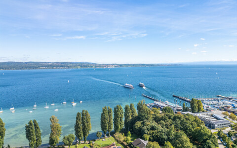Autofähre Konstanz nach Meersburg auf dem Bodensee mit Blick auf die Alpen