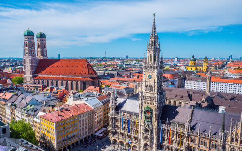 Stadtrundfahrt München mit Blick auf Frauenkirche und Marienplatz