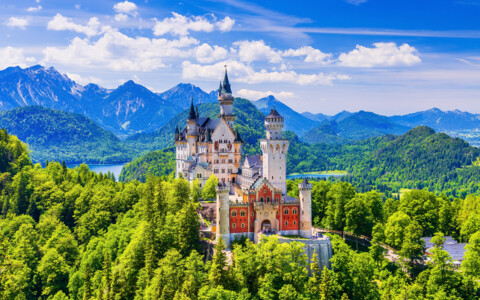 Schloss Neuschwanstein Bayern mit Alpenkulisse im Hintergrund