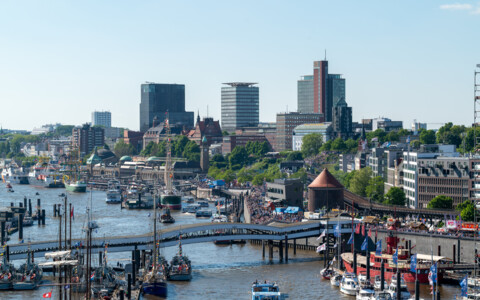 Blick auf den Hamburger Hafen und die Landungsbrücken während des Hafengeburtstags mit zahlreichen Schiffen und Besuchern.