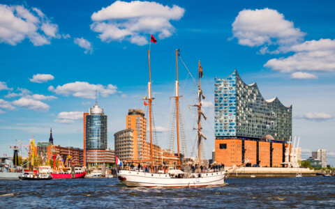 Segelschiff im Hamburger Hafen vor der Elbphilharmonie – maritimes Flair während des Hamburger Hafengeburtstags.