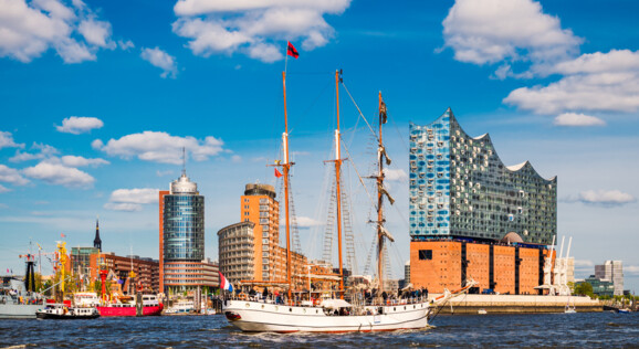 Segelschiff im Hamburger Hafen vor der Elbphilharmonie – maritimes Flair während des Hamburger Hafengeburtstags.