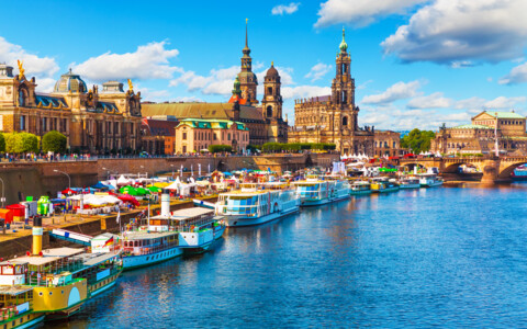 Historische Altstadt von Dresden mit ihren berühmten Bauwerken und Blick über die Elbe.