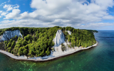 Spektakuläre Kreidefelsen auf Rügen mit bewaldeter Küste und Blick über die Ostsee.